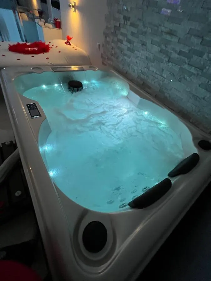 Couette-café Love Room Avec Spa Privatif Le Rove France
